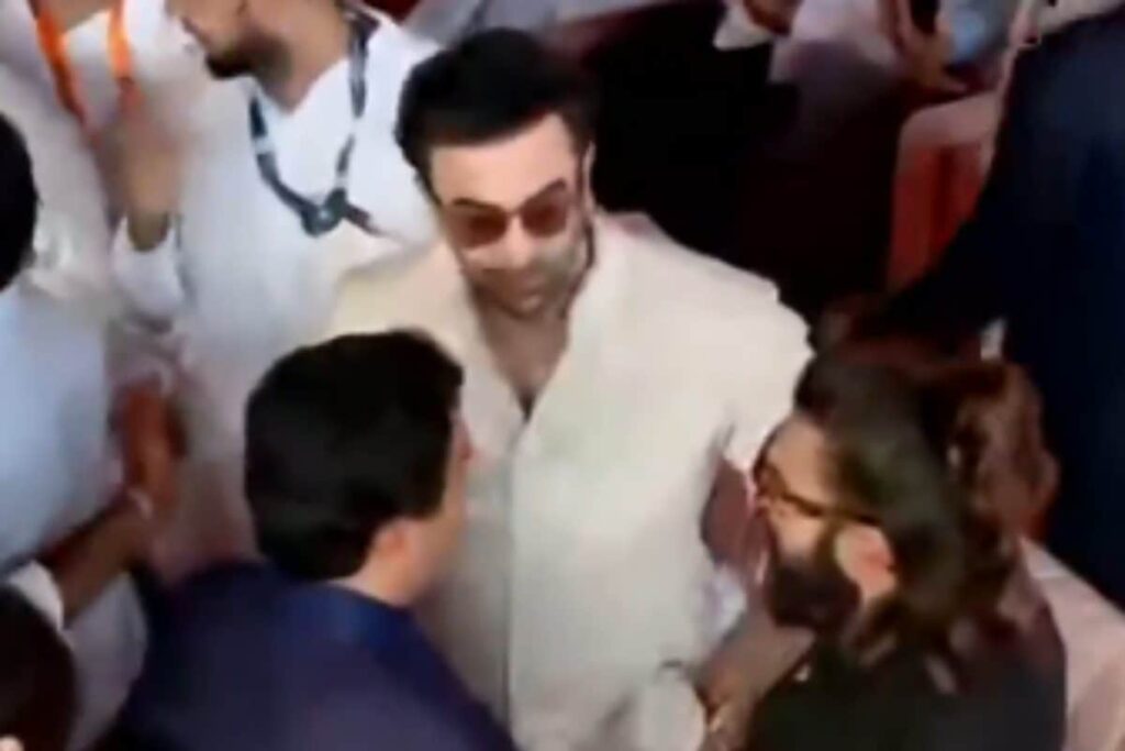 Bollywood Stars Ranbir Kapoor, Ranveer Singh Shine At Maharashtra CM Swearing-in Ceremony | Video