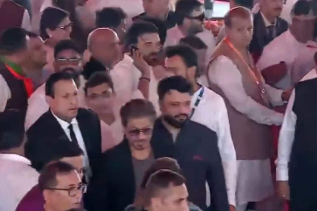 Shah Rukh Khan Attends Maharashtra CM Swearing-In Ceremony In Azad Maidan | Video