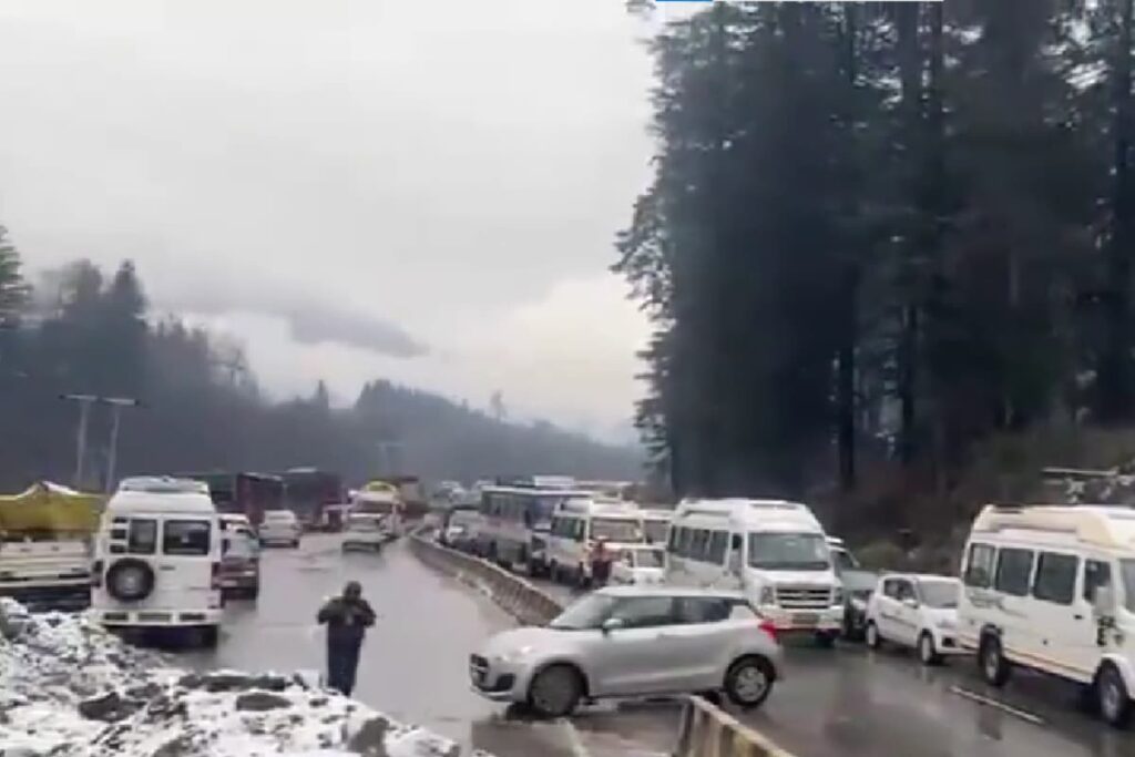 Snowfall In Himachal Disrupts Traffic, Vehicles Stuck As Over 100 Roads Shut