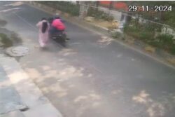 Lucknow: 2 Men On Bike Target Cop's Daughter, Snatch Her Purse In Broad Daylight | Watch