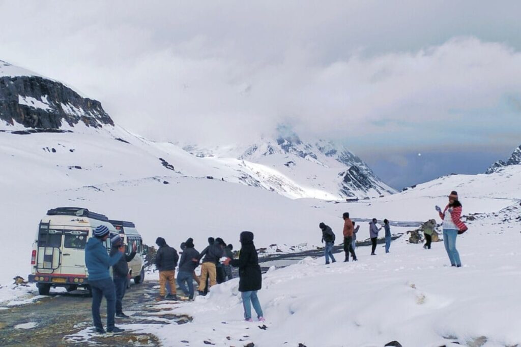 Over 100 Vehicles Stuck Between Solang And Atal Tunnel As Fresh Snowfall Attract Tourists To Manali