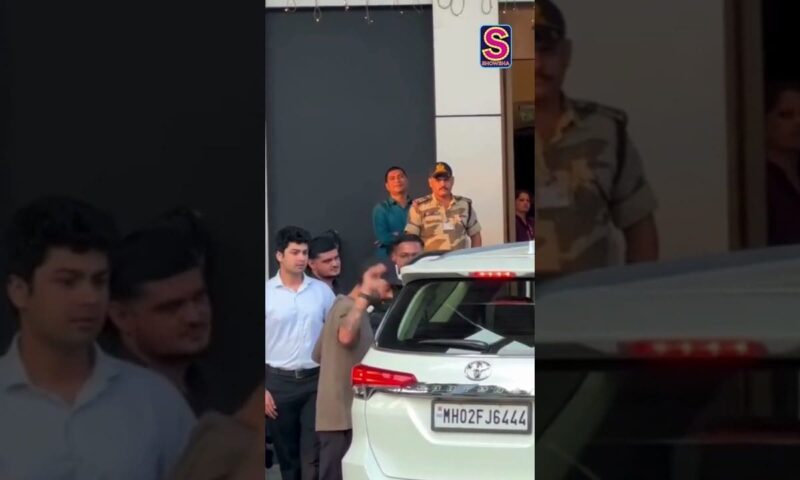 Virat Kohli Flashes A Quick Wave To The Paps Before Hopping Into His Car At The Airport | N18S