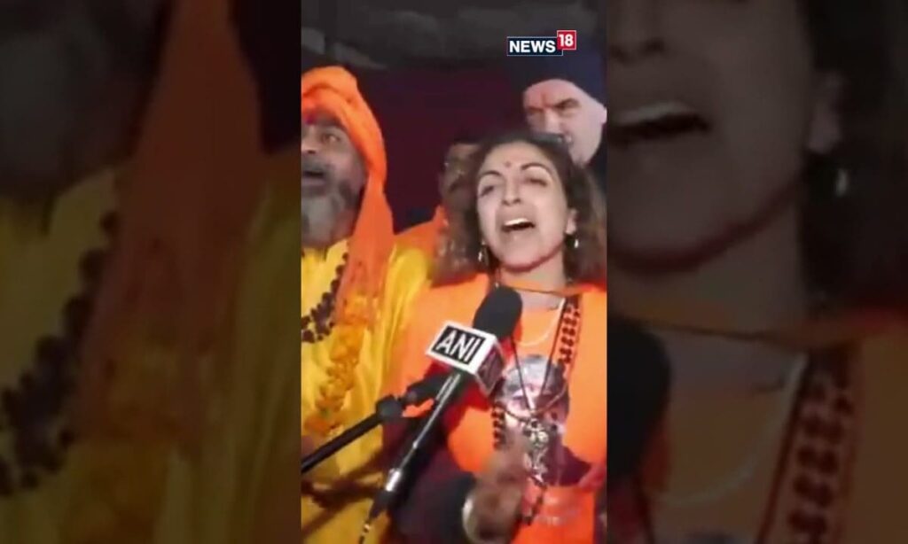 Foreign Devotees Sing 'Om Jai Jagdish Hare' As They Attend #Mahakumbh2025 | N18S