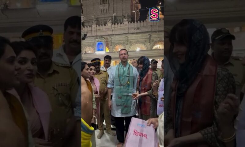 Chris Martin Has A Cute Interaction With Fans While Visiting Babulnath Temple | #shorts N18S