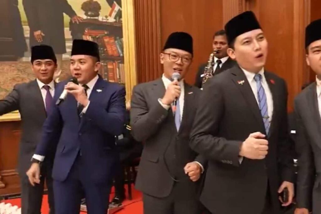 Indonesian Delegation Wins Hearts, Sings SRK's 'Kuch Kuch Hota Hai' At Rashtrapati Bhavan | Watch