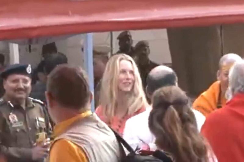 Steve Jobs' Wife Laurence Powell Visits Kashi Vishwanath Temple Ahead Of Maha Kumbh | Watch