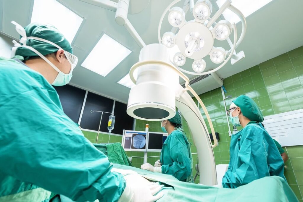 Less Bleeding, Faster Recovery: How Robots, Virtual Reality & AI Are Entering Top Hospitals’ Operation Theatres