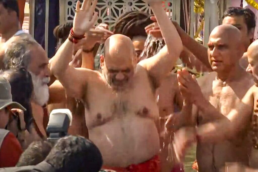 Mahakumbh 2025: Amit Shah Takes Holy Dip At Sangham Ghat, UP CM Yogi Playfully Splashes Water At Him | Watch