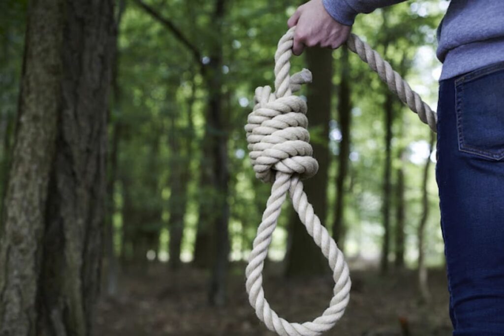 Maharashtra: Father, Unable to Fulfil Son’s Smartphone Wish, Hangs Himself Using Same Rope After Son Dies By Suicide