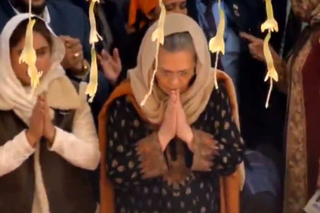 Hamid Ansari, Sonia Gandhi, and Mallikarjun Kharge Pay Respects At Manmohan Singh's Prayer Meet