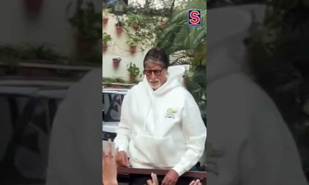 Amitabh Bachchan’s Sunday Tradition: Greeting Fans Outside Jalsa With Smiles And T-shirts | N18S