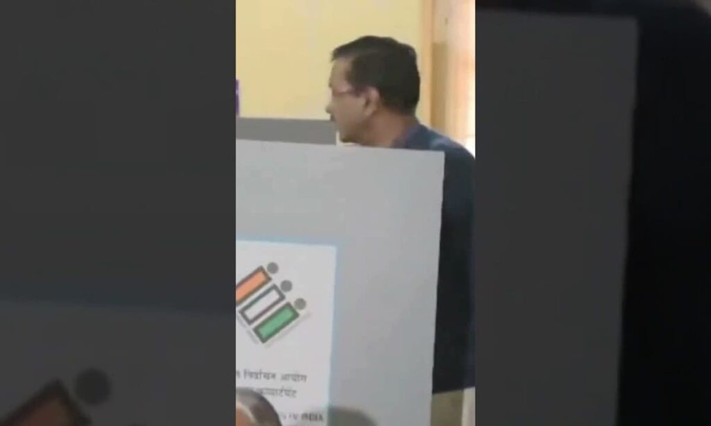 #DelhiElection2025: Former Delhi CM, AAP Chief Arvind Kejriwal Casts his Vote Along With His Family