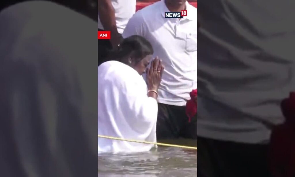 #WATCH | President Droupadi Murmu Takes A Holy Dip at Triveni Sangam in Maha Kumbh Mela | N18K