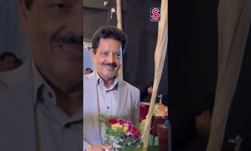 Udit Narayan Spotted! Walks In With A Bouquet In His Hand | N18S