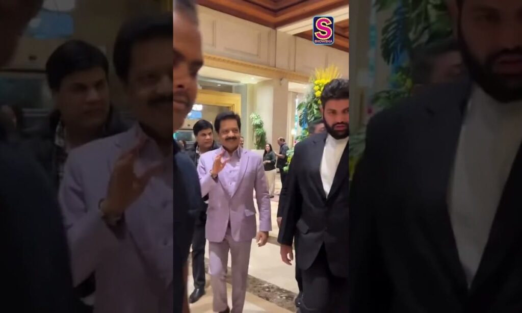 Udit Narayan Walks By, But Fans Only See One Thing—a Selfie Moment! | English News | N18S