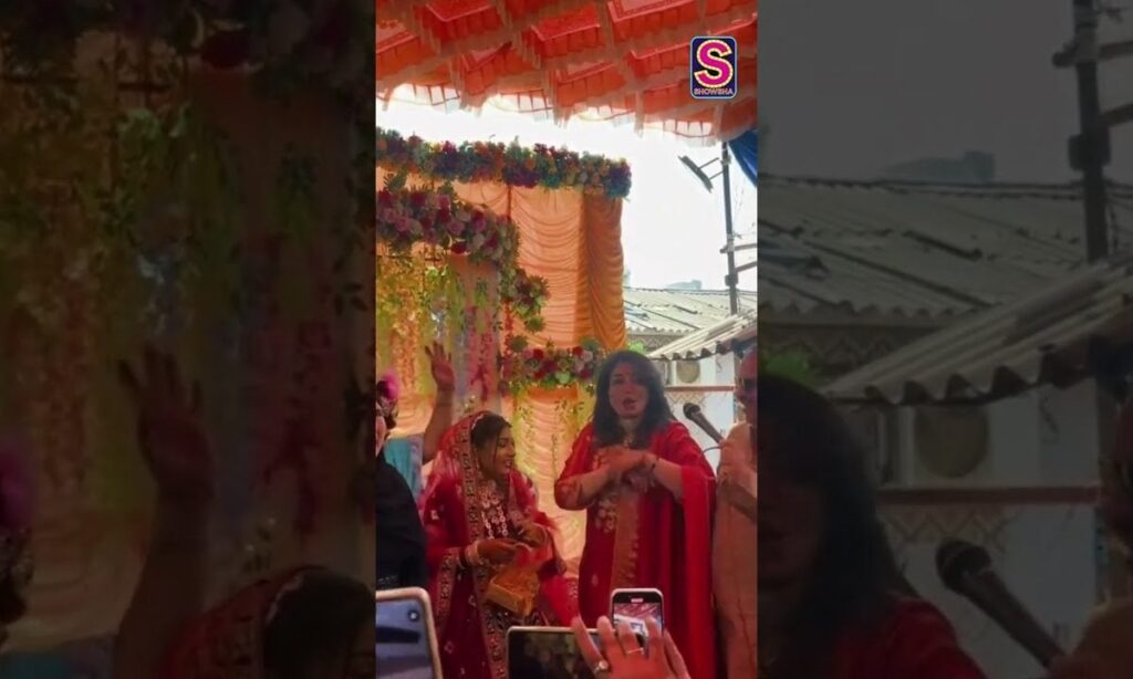 Raveena Tandon’s Sweet Gesture For A Bride At Mass Wedding, Gifts Her Bangles To The Bride And Groom