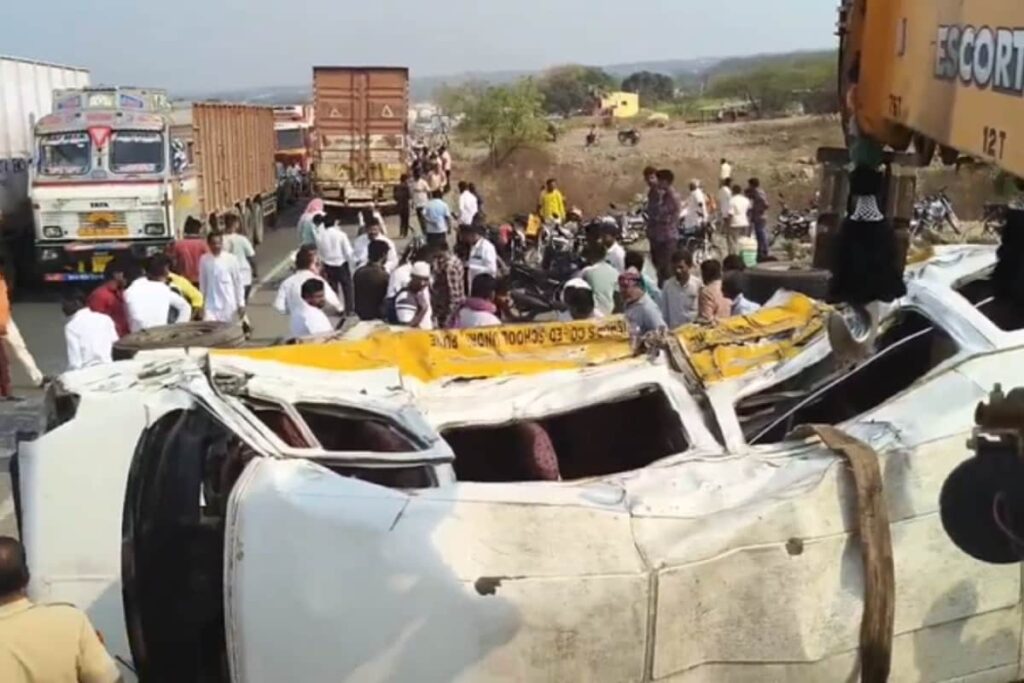 3 Killed, 15 Injured In A Horrific Collision Between Three Vehicles In Solapur