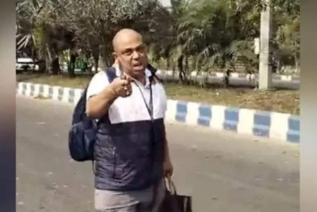 Denied Offs, Bengal Govt Employee Goes On Stabbing Spree, Brandishes Knife On Road