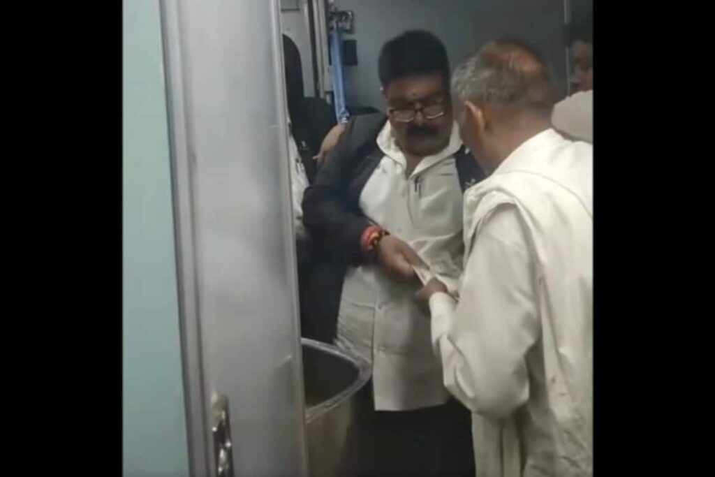 Fact Check: Video Of TTE Snatching Money From Passenger Is Not From Maha Kumbh 2025