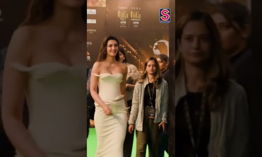 Kriti Sanon Looks Serene In All White Outfit At IIFA Awards Red Carpet In Jaipur | IIFA Awards |N18S