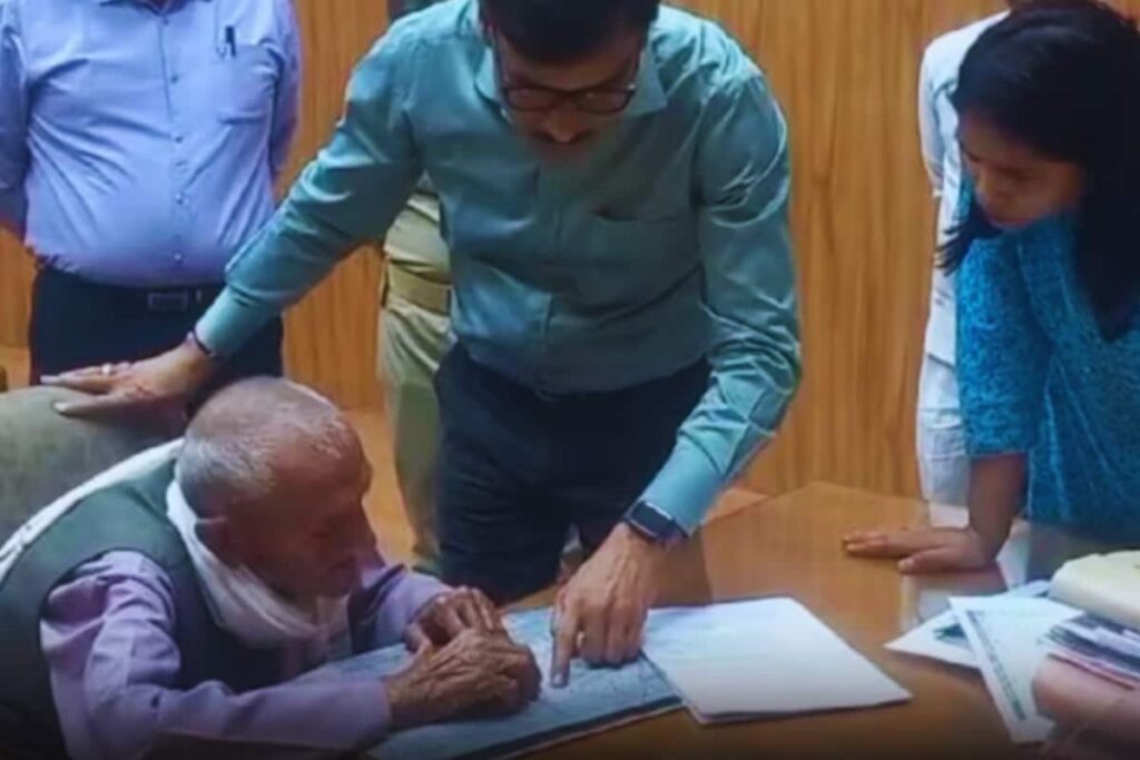 Hardoi DM Delivers Instant Justice After Listening To 94-Year-Old Man's Plight In Public Hearing