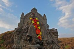 Kolhapur Royal Family Descendant Urges Maharashtra CM Fadnavis To Remove Dog Memorial From Raigad Fort