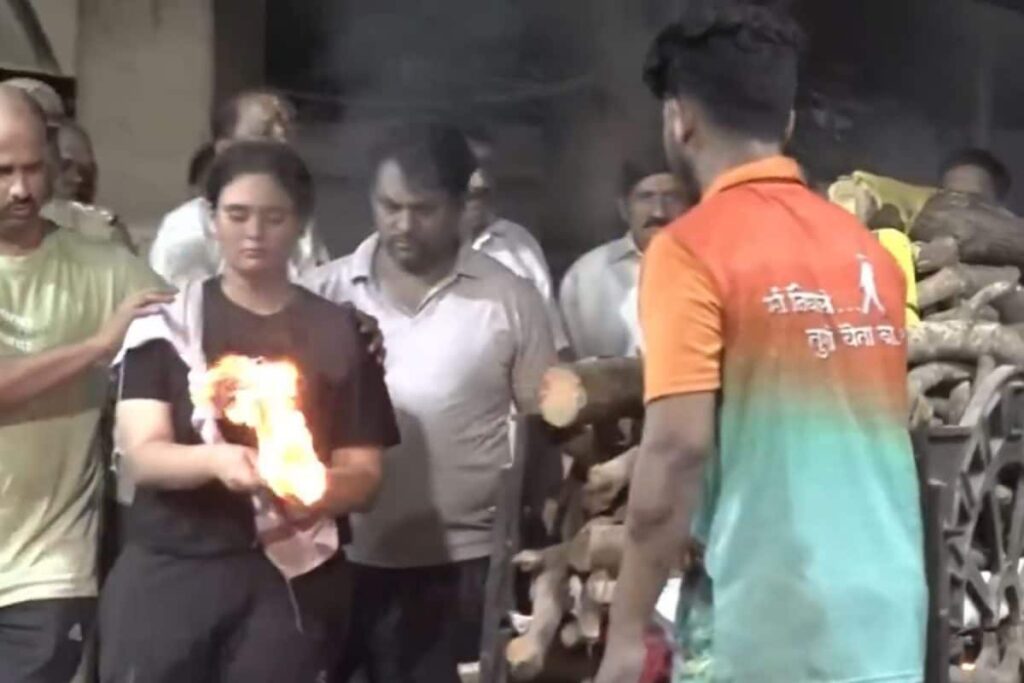 Pahalgam Terror Attack Victim Atul Mone's Daughter Performs His Last Rites In Mumbai | Video