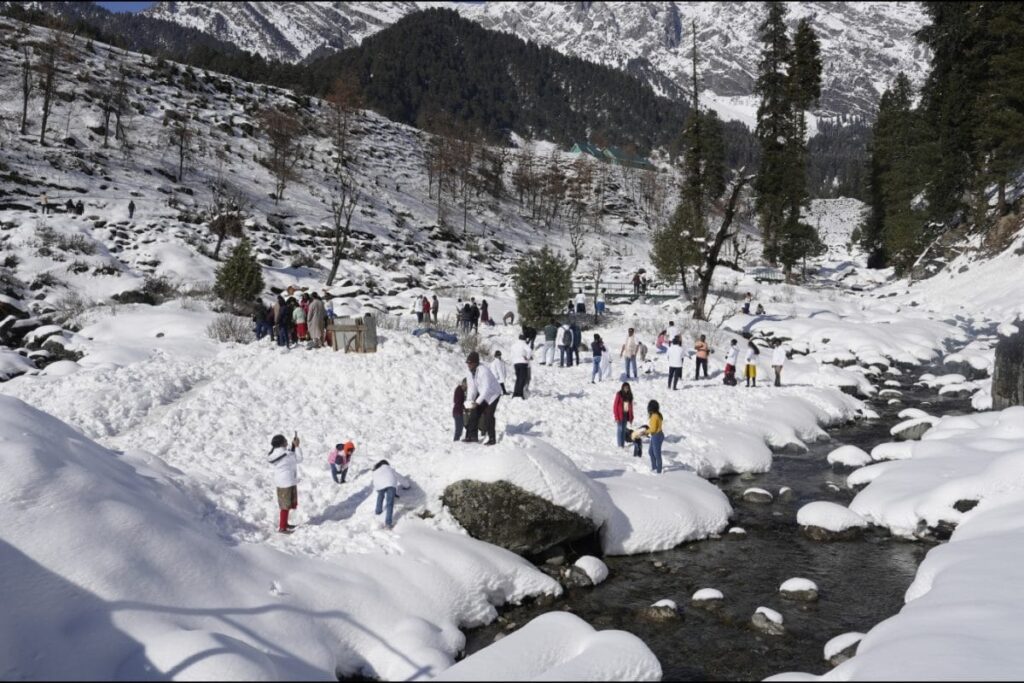 Fresh Snowfall In Kashmir's Mountaineous Areas, Heavy Rains Lash Plains