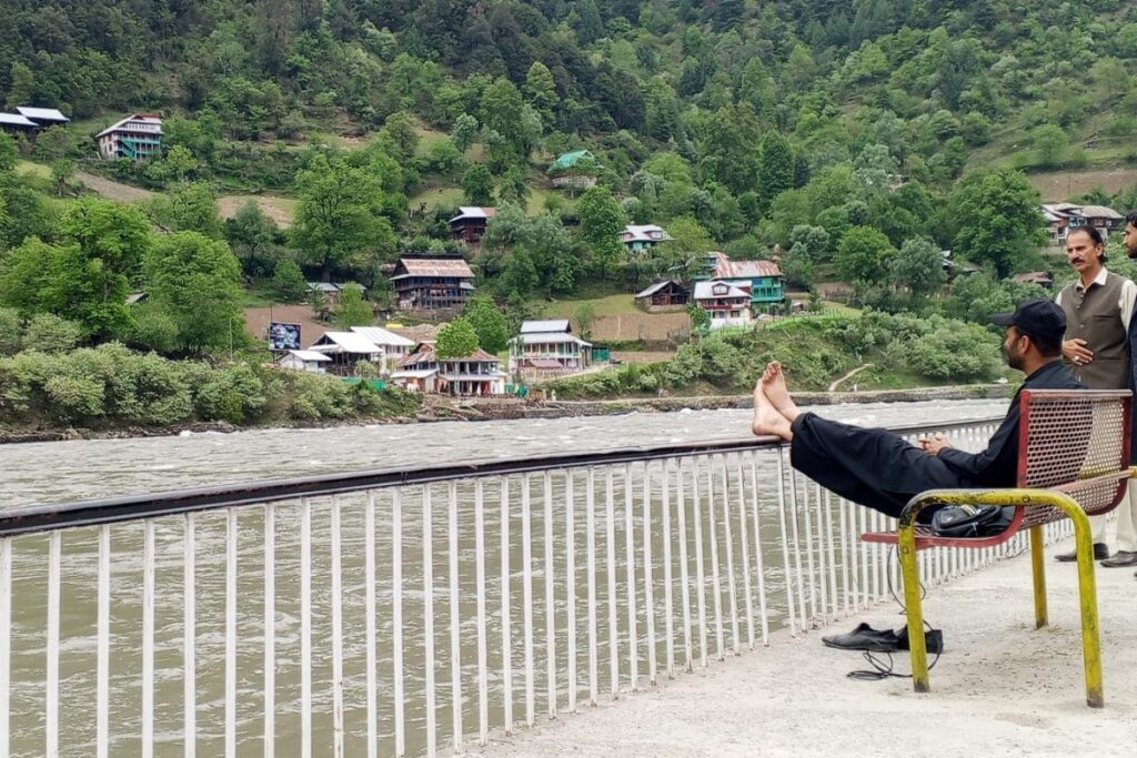 Tourists Flee Scenic Pakistani Valley Amid 'Risk Of War' With India Over Pahalgam Attack