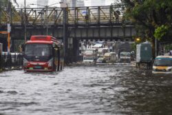 IMD Predicts Heavy Rain In Mumbai Till 1 PM Today, Orange Alert Issued