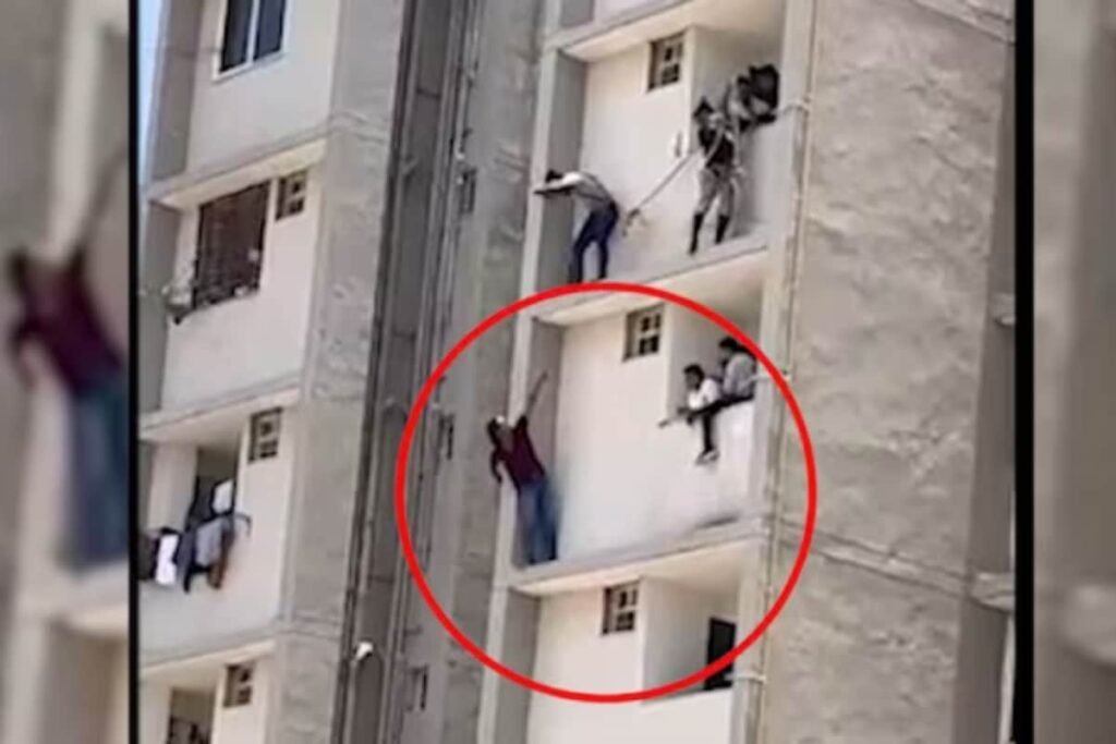 Criminal Climbs 5th-Floor Ledge, Livestreams Dramatic Standoff With Gujarat Cops | Video