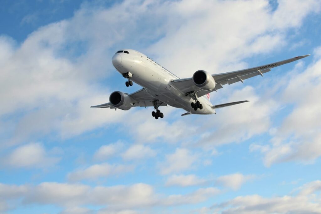 This Pilot's Attempt To Win 'Blind Landing' Bet Killed 70 Passengers