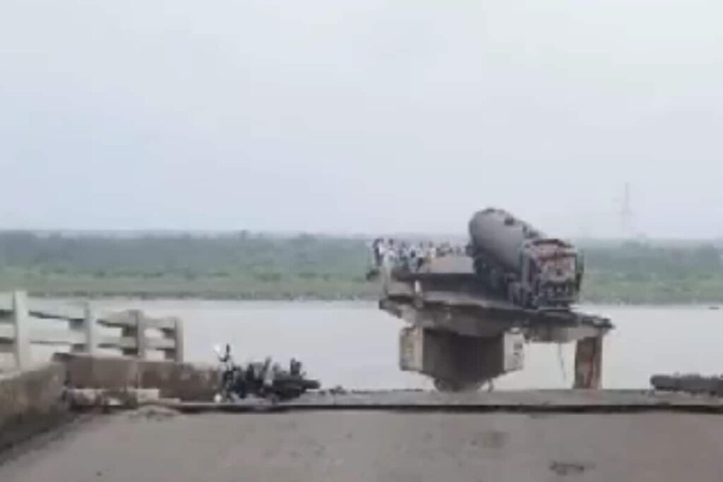 8 Dead After Portion Of Gambhira Bridge Collapses In Gujarat, Vehicles Plunge Into River