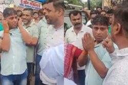 MNS, Sena UBT Supporters Publicly Slap Auto Driver Over His Refusal To Speak Marathi | Video