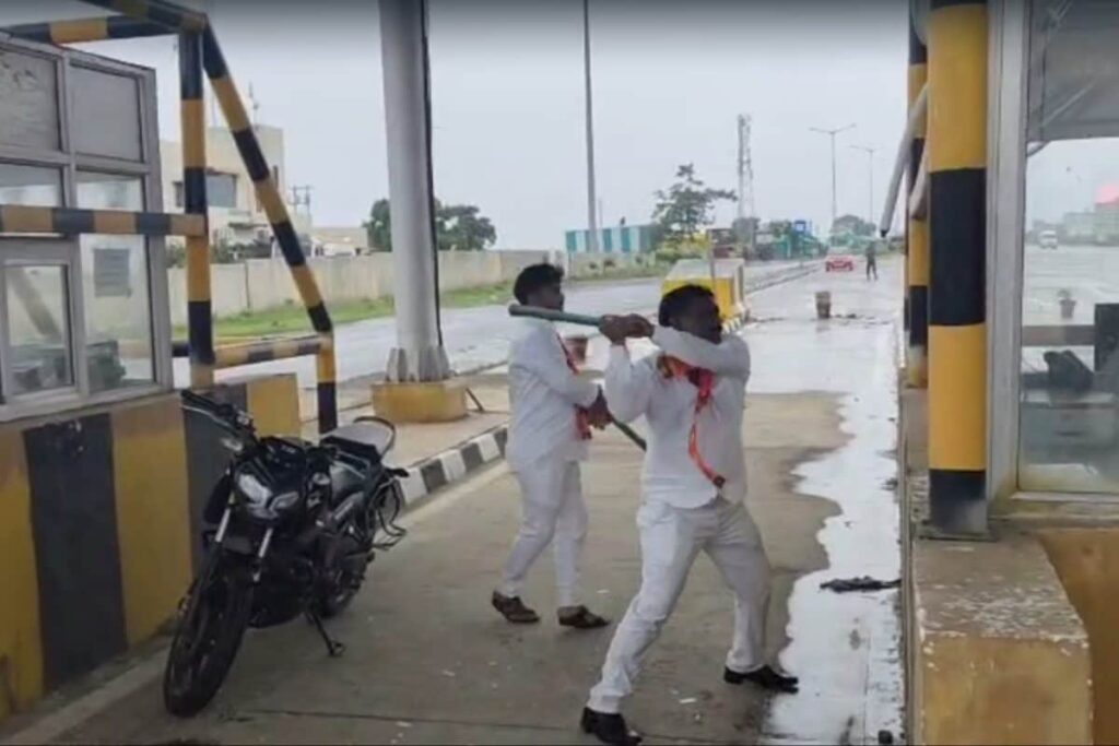 MNS Workers Vandalise Toll Plaza In Washim Over Alleged Poor Facilities, Incomplete Road | Videos