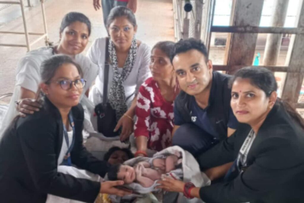 Army Doctor Helps Woman Deliver Baby At Jhansi Railway Station, Netizens Heap Praise