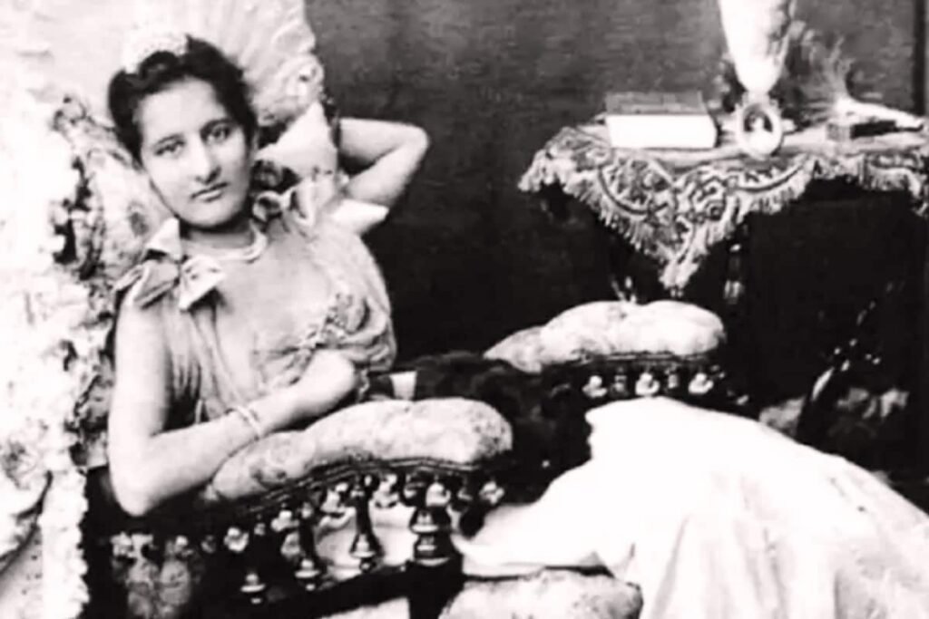 This Maharaja Turned His Queen Into A Man — And Fooled The British