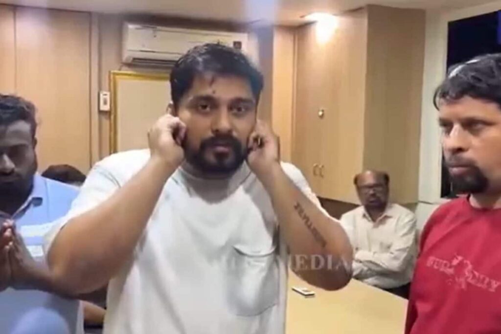 Thane: After MNS, Sena UBT Leader Gets Traders Slapped, Makes Them Touch Feet For Not Speaking Marathi