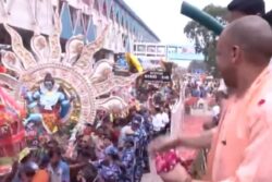 CM Yogi Welcomes Kanwariyas With Flower Showers In Meerut | Watch