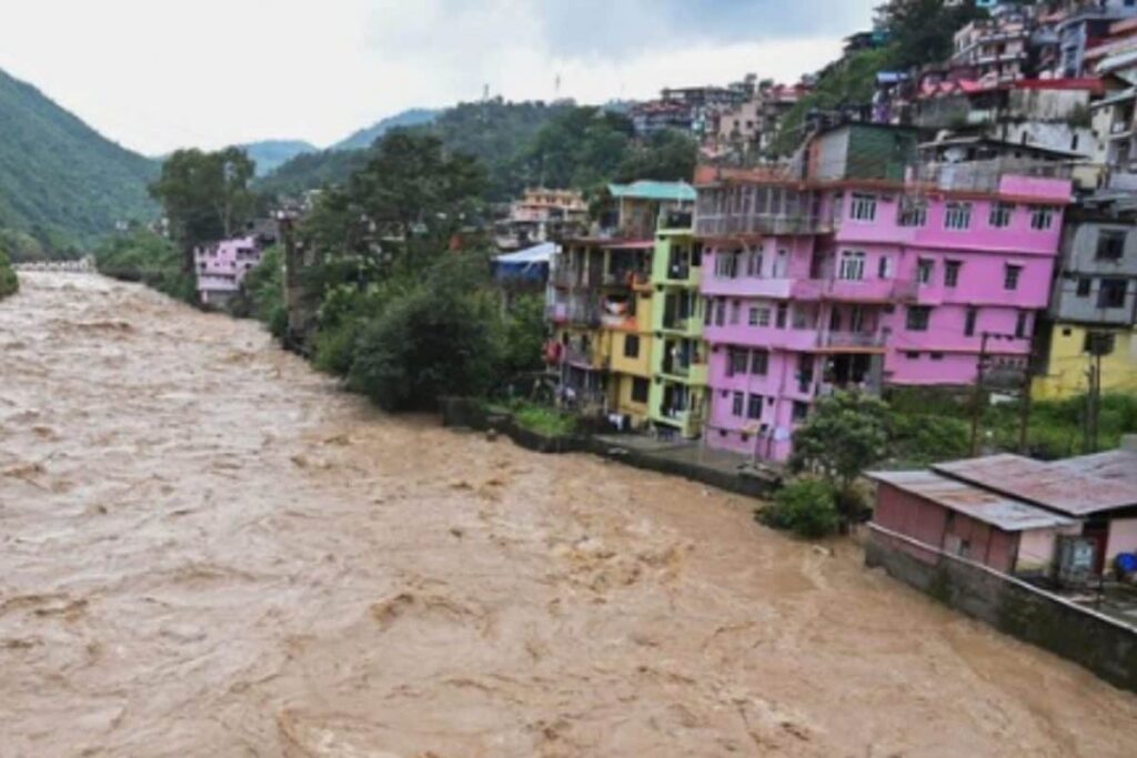 Heavy Rain Batters Himachal: Orange Alert Issued For 7 Districts, Mandi–Manali NH Blocked