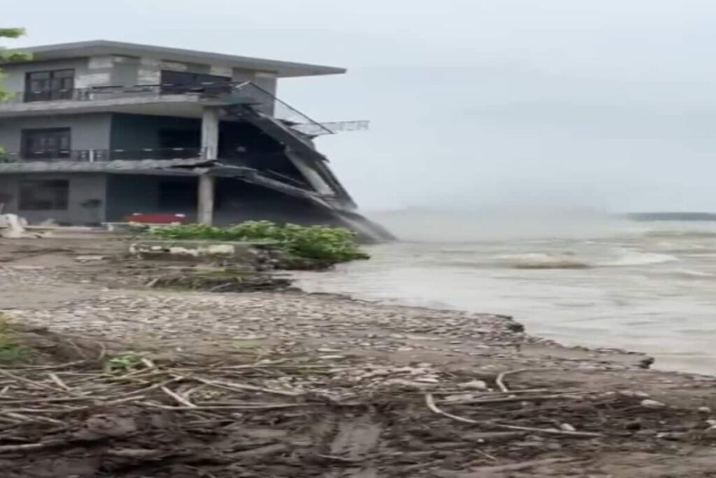 Luxury House Collapses In Seconds As Pong Dam Water Floods Beas River In Himachal | Watch