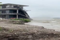 Luxury House Collapses In Seconds As Pong Dam Water Floods Beas River In Himachal | Watch
