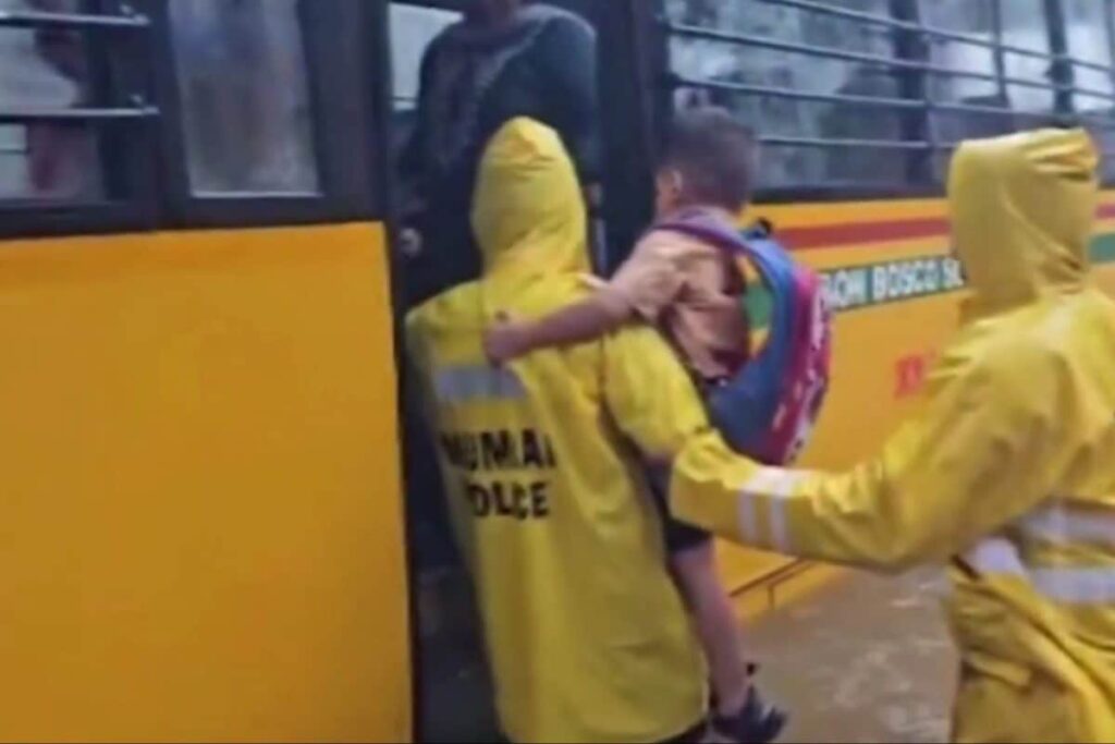 Children Among 8 Rescued After School Bus Stranded On Flooded Mumbai Road | Video