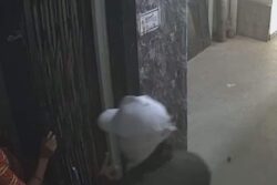 Pune Woman Looted Inside Building's Lift In Broad Daylight | Video