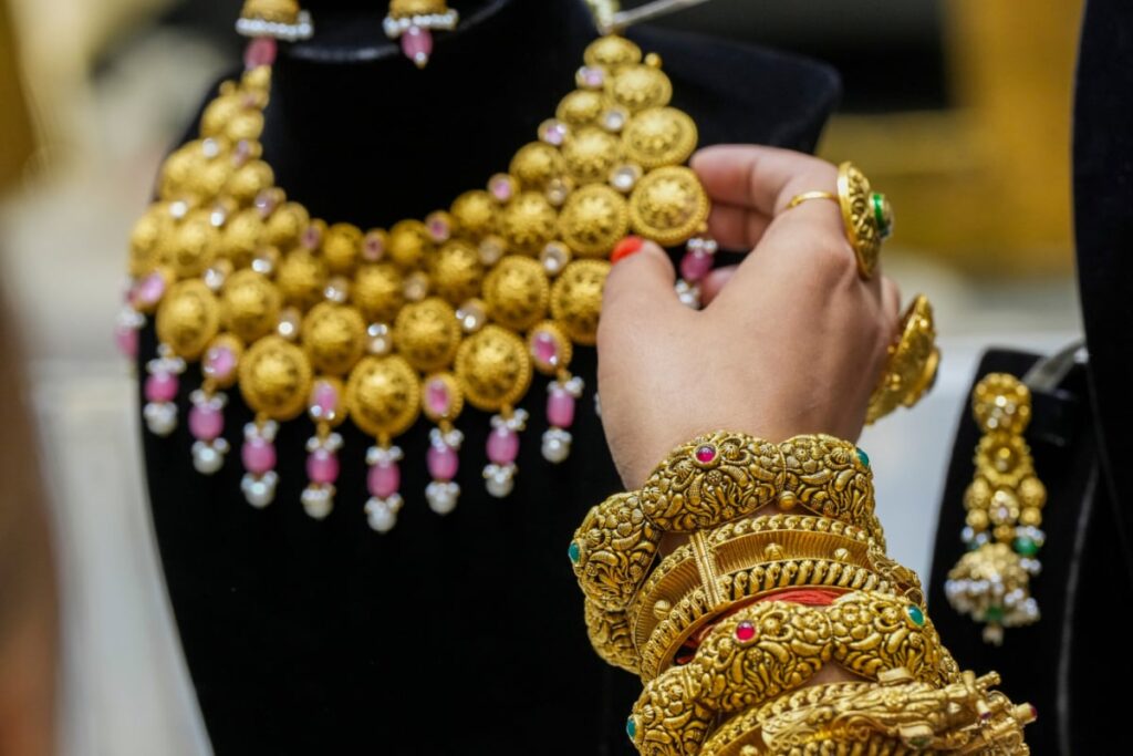 Passenger's Jewellery Illegally Seized By Customs At Delhi Airport | Know Your Rights