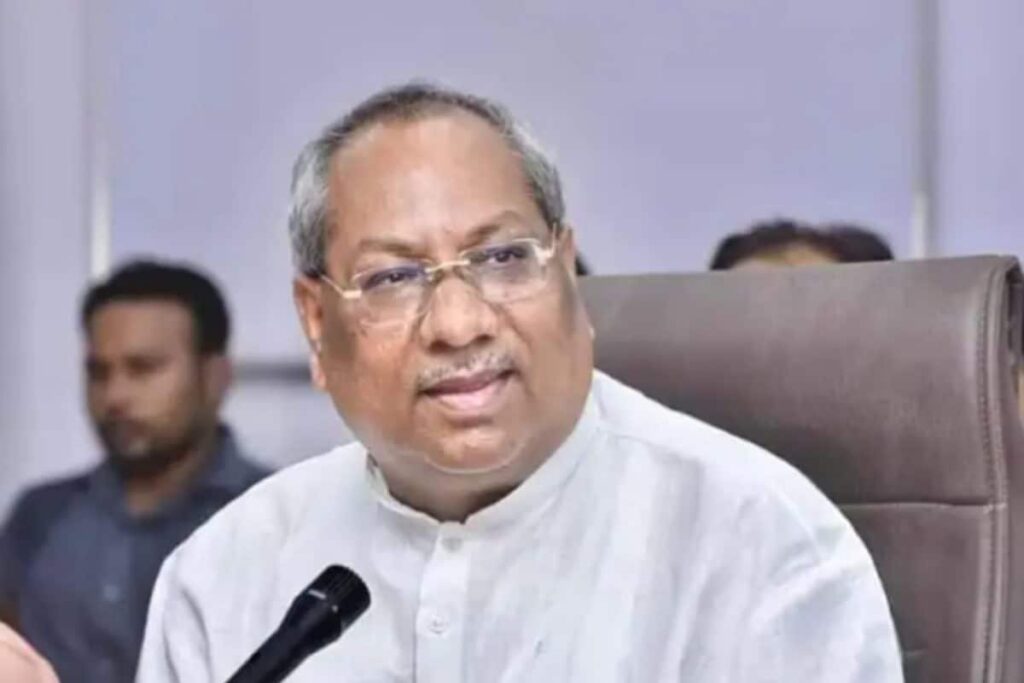 Ganga At Your Feet, Minister Tells Flood Victims; Woman Asks Him To ‘Stay Behind & Be Blessed'