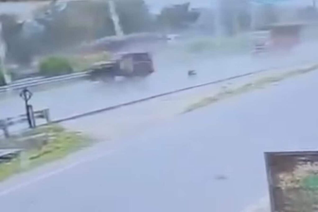Narrow Escape: Speeding Thar Crashes Into Divider On Kanpur-Varanasi Highway | Video