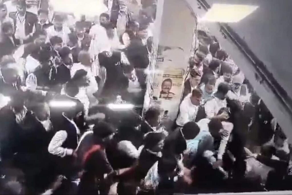 Sub-Inspector Beaten, Robbed Of Cash By Group Of Lawyers At Varanasi Court, Video Is Viral