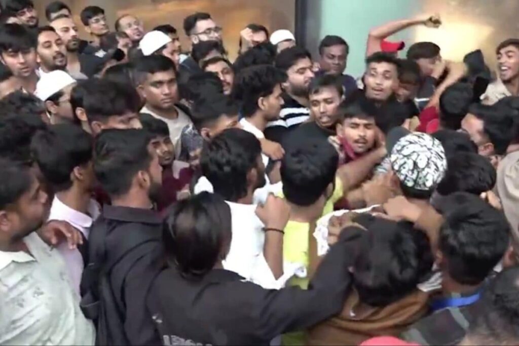 Scuffle Breaks Out Outside Apple Store In Mumbai's BKC As iPhone 17 Goes On Sale; Security Steps In