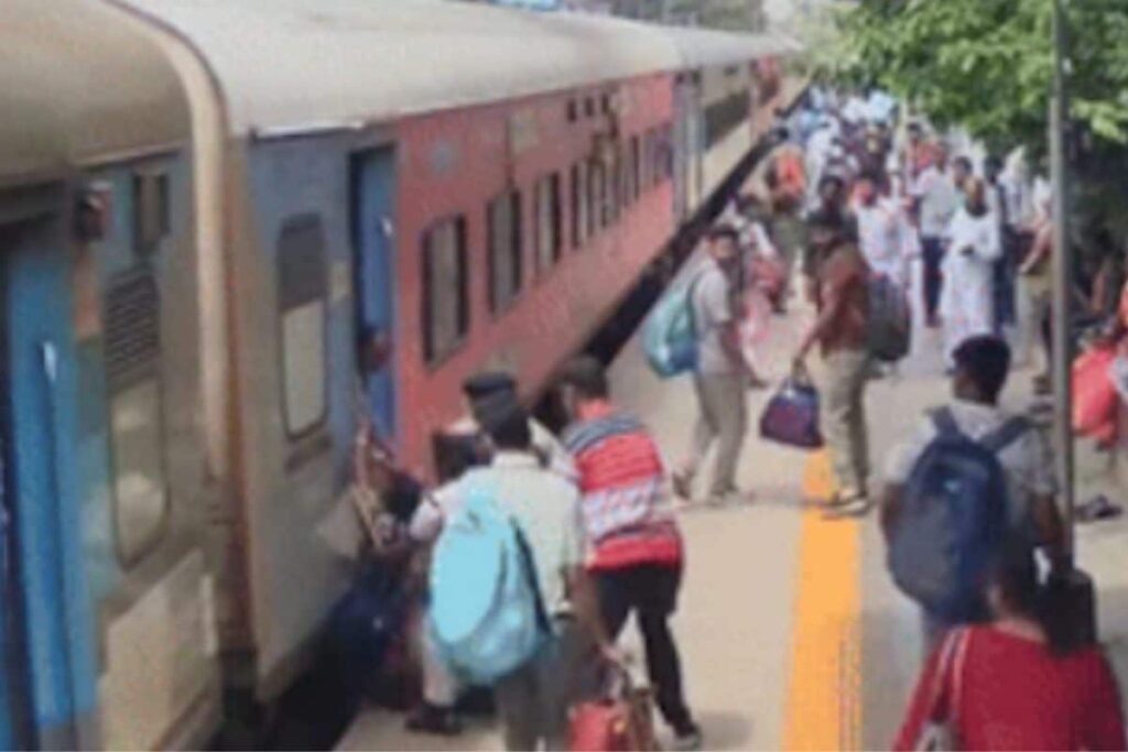 Woman Falls On Railway Tracks While Boarding Moving Train, Resuced By RPF Jawan